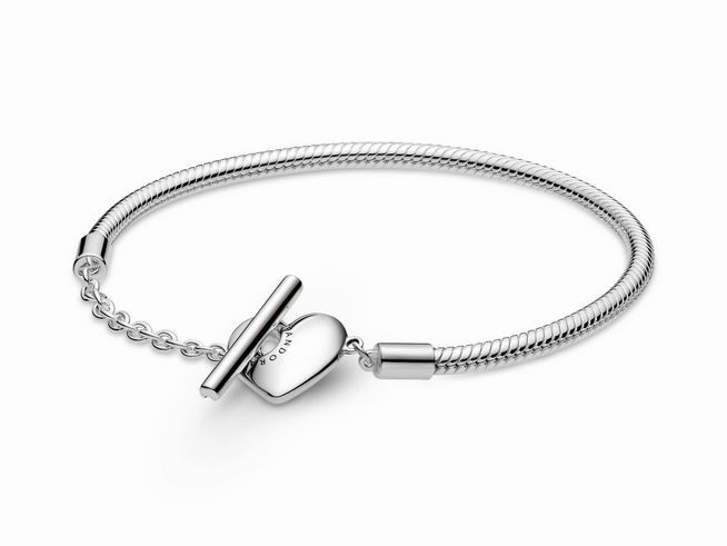Silbernes Pandora Armband mit Schlangenkette und T-Verschluss, Herzdetails, Länge 19 cm, elegantes Design für persönliche Charms und Schmuckkombinationen.