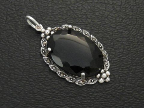 30748-0 Cabochon Onyx Silber Medaillon Anhänger vom Hersteller Juwelier Harnisch, ovaler Cabochonstein mit filigraner Silberfassung, elegant und zeitlos, ideal als Schmuckstück für besondere Anlässe.
