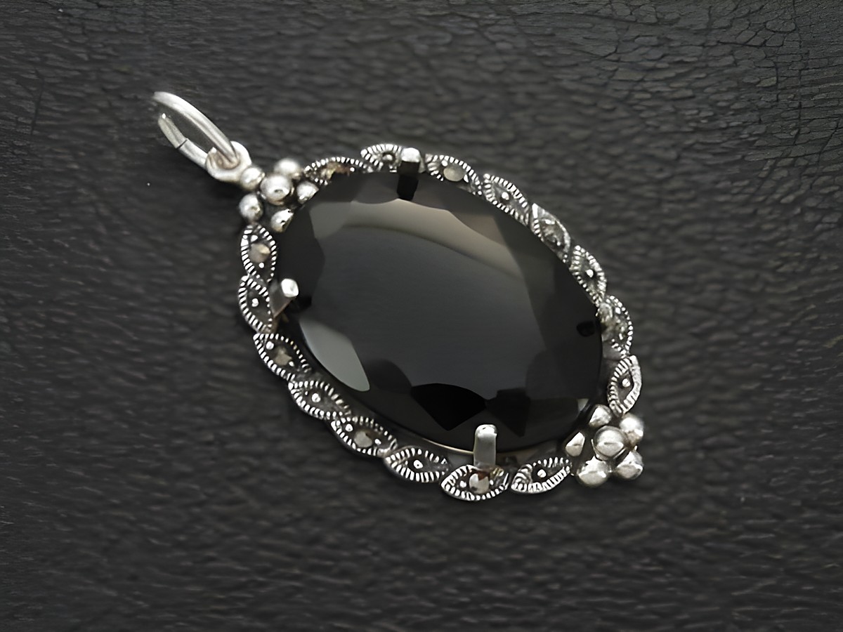 Cabochon Onyx Silber Medaillon Anhänger vom Hersteller Juwelier Harnisch, ovaler Cabochonstein mit filigraner Silberfassung, elegant und zeitlos, ideal als Schmuckstück für besondere Anlässe.