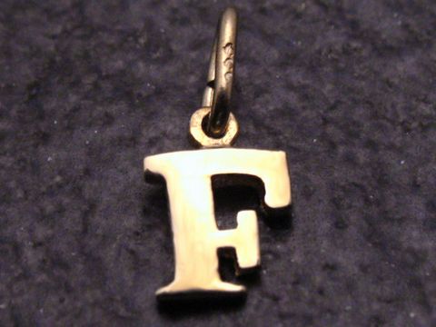 Gold 333 Buchstabenanhänger mit dem Initial F. Der Anhänger ist schlicht und elegant, gefertigt vom Juwelier Harnisch, ideal für persönliche Akzente.