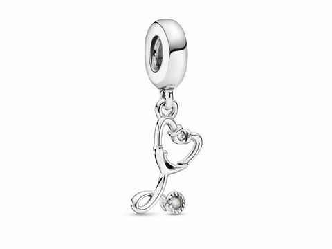 Charm in Form eines Herz-Stethoskops aus Silber von Pandora, geeignet für Schmuckliebhaber und ideal als Geschenk für medizinisches Personal.