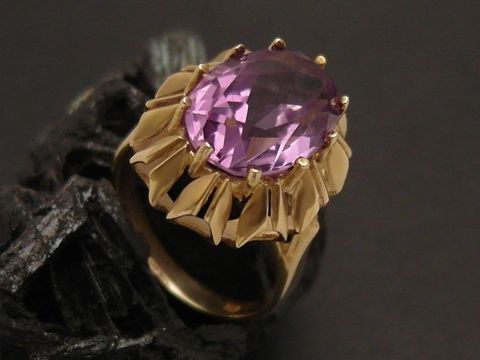 Goldring mit einem charakteristischen 585er Gold, besetzt mit einem ovalen, lilafarbenen Amethyst. Größe 54,5, Hersteller Juwelier Harnisch bis Größe 56/18.