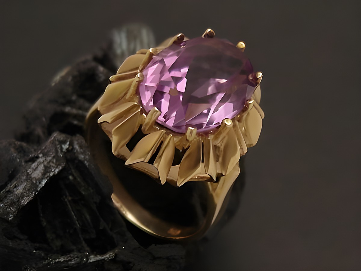 Goldring mit einem charakteristischen 585er Gold, besetzt mit einem ovalen, lilafarbenen Amethyst. Größe 54,5, Hersteller Juwelier Harnisch bis Größe 56/18.
