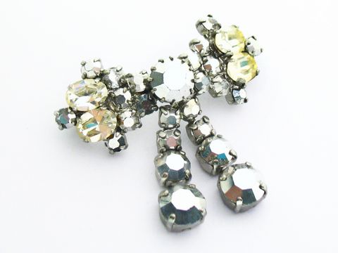 Silbrige Strass Damen Brosche im Sexy City Look von Juwelier Harnisch, verziert mit weißen und bunten Strasssteinen, ideal für elegante Anlässe.