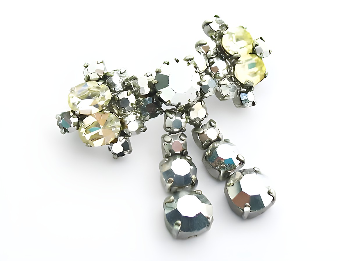 Silbrige Strass Damen Brosche im Sexy City Look von Juwelier Harnisch, verziert mit weißen und bunten Strasssteinen, ideal für elegante Anlässe.