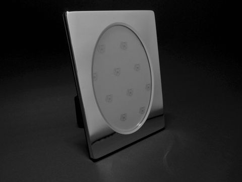 Versilberter ovaler Bilderrahmen für Fotogröße 15 x 10 cm, elegant gestaltet mit einer glatten Oberfläche, ideal für die Präsentation von Erinnerungsfotos, Hersteller Juwelier Harnisch.