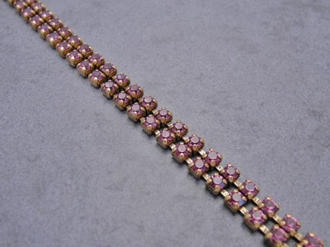 Strass Armband in verführerischem Lila, gefertigt aus hochwertigem Strassschmuck, Größenanpassung von 19,5 bis 21,5 cm, Hersteller Juwelier Harnisch, ideal für stilvolle Akzente.
