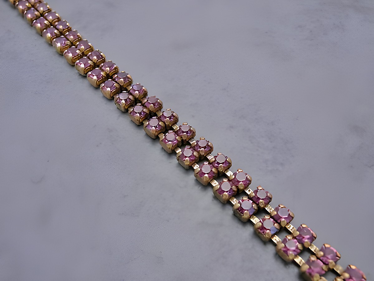 Strass Armband in verführerischem Lila, gefertigt aus hochwertigem Strassschmuck, Größenanpassung von 19,5 bis 21,5 cm, Hersteller Juwelier Harnisch, ideal für stilvolle Akzente.