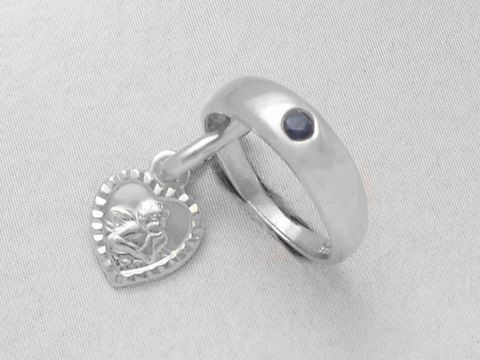 Taufring aus 925 Silber rhodiniert mit einem Herzanhänger und Engelmotiv, verziert mit einem Saphir, Hersteller Juwelier Harnisch, elegantes und bedeutungsvolles Schmuckstück.