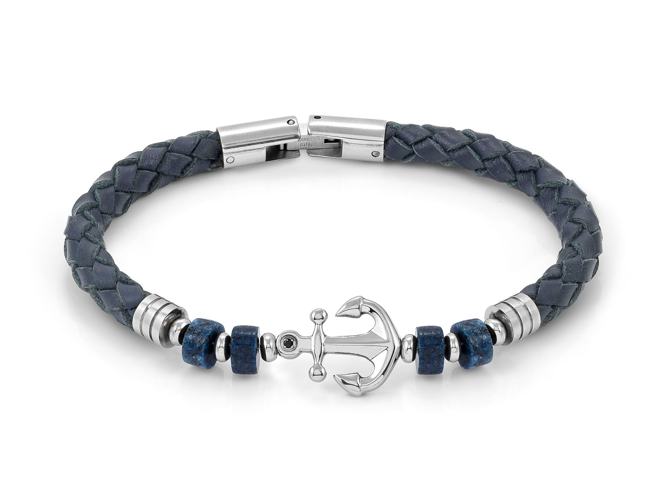 Ein geflochtenes Lederarmband in grauer Farbe mit einem silbernen Anker und zwei sodalitblauen Perlen. Das Armband ist in der Größe von 19,5 bis 23 cm.