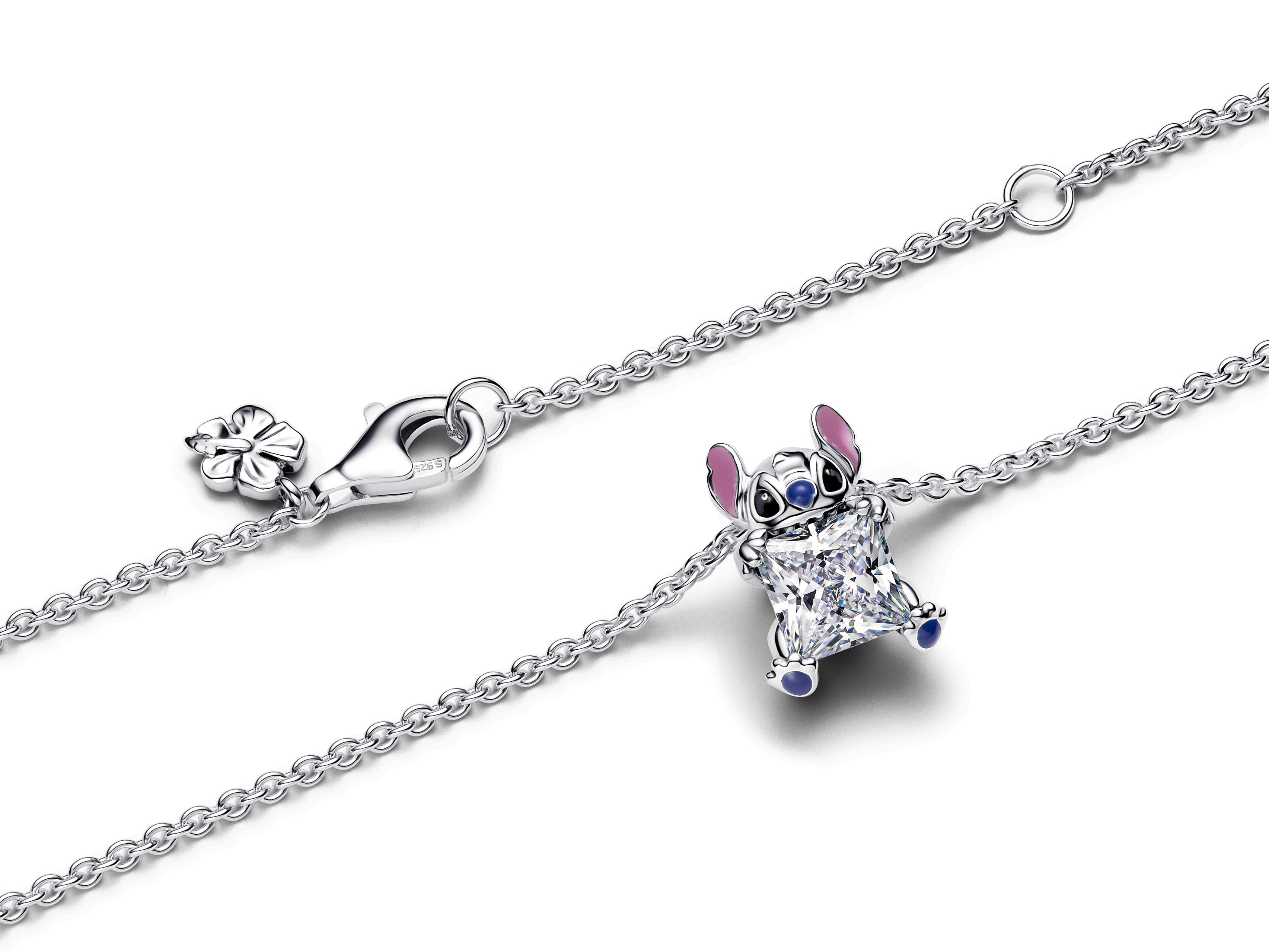 Pandora 393743C01-45 - Disney Stitch Collier-Halskette - Sterling Silber - 45 cm Ein charmantes Collier von Pandora aus Sterling Silber mit einem niedlichen Stitch-Anhänger und einem funkelnden, quadratischen Zirkonia-Stein, Länge 45 cm.
