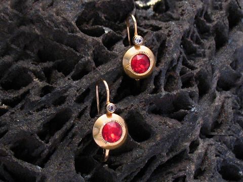 Ohrringe mit rot facettiertem Stein in Gold, Hersteller Juwelier Harnisch, elegante Ohrhänger mit zeitlosem Design und funkelndem Akzent für jeden Anlass.