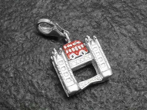 Charms Anhänger aus Sterling Silber mit der Tower Bridge und einem roten Bus, hergestellt von Juwelier Harnisch, mit praktischem Karabiner. Ideal für Fans von London.