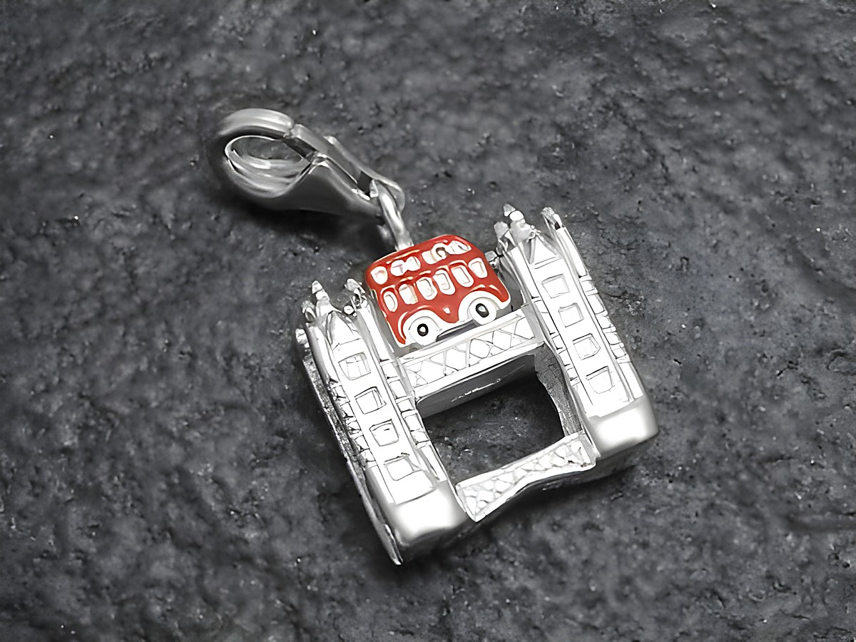 Charms Anhänger aus Sterling Silber mit der Tower Bridge und einem roten Bus, hergestellt von Juwelier Harnisch, mit praktischem Karabiner. Ideal für Fans von London.