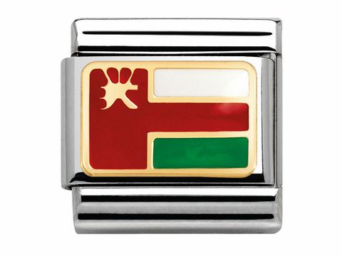 Die Flagge von Oman, dargestellt in gold und Emaille, zeigt die Farben Rot, Weiß und Grün sowie ein Siegel in der oberen linken Ecke, auf einem silbernen Grund.