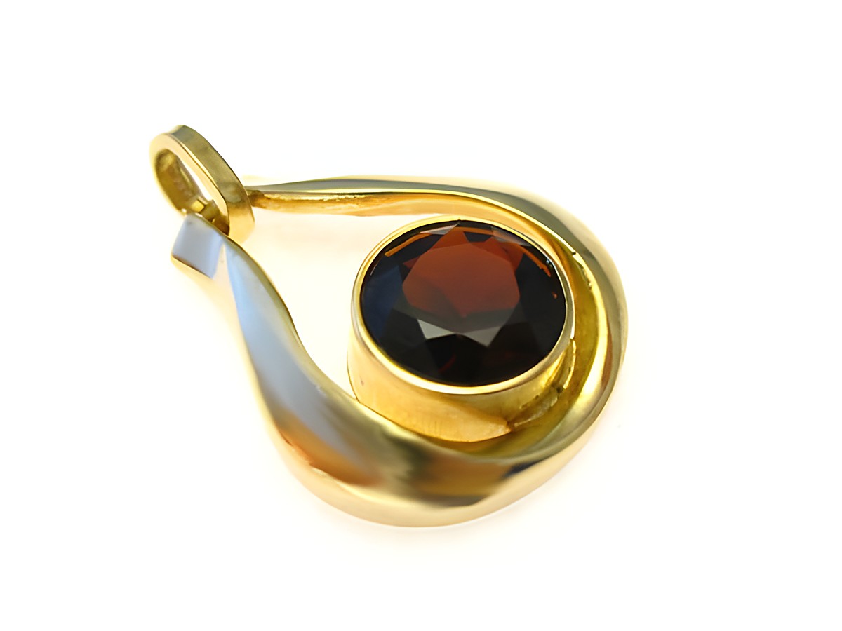 Designer Goldanhänger mit einem runden Granat, Durchmesser 18 mm, in geschwungener Form, hergestellt von Juwelier Harnisch, glänzendes Gold mit edlem Design.