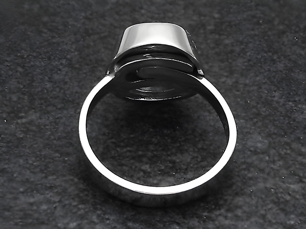 Silberner Ring in klassischem Design mit verstellbarem Band, verziert mit einem Jade-Stein, rhodiniert und von Juwelier Harnisch. – Ansicht 2