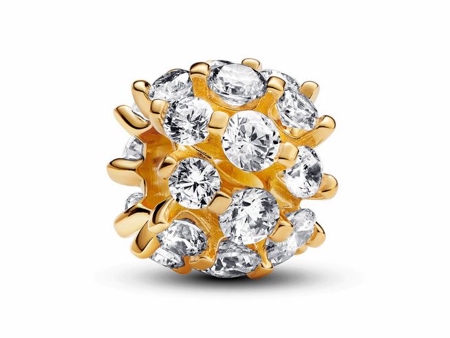 Ein glänzender runder Charm von Pandora in Gelbgold Vergoldung, besetzt mit klaren Zirkonia-Steinen, die funkelnd und edel in einer kompakten Form angeordnet sind.