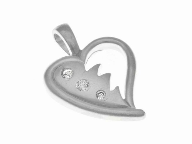 Anhänger in Herzform aus Silber mit drei funkelnden Zirkonia in Weiß, hergestellt von Juwelier Harnisch, Perlen und Steine, ideal für einen romantischen Anlass.