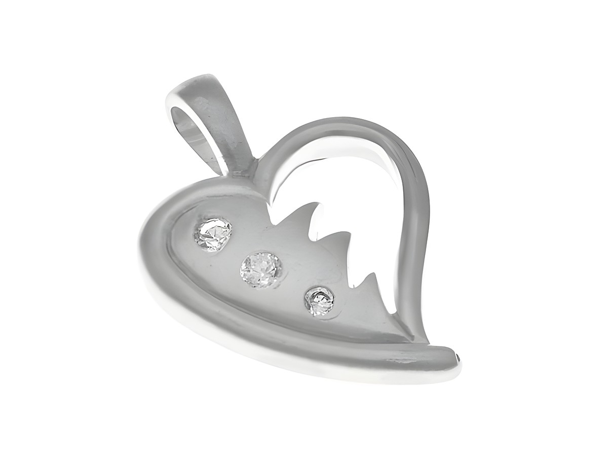 Anhänger in Herzform aus Silber mit drei funkelnden Zirkonia in Weiß, hergestellt von Juwelier Harnisch, Perlen und Steine, ideal für einen romantischen Anlass.