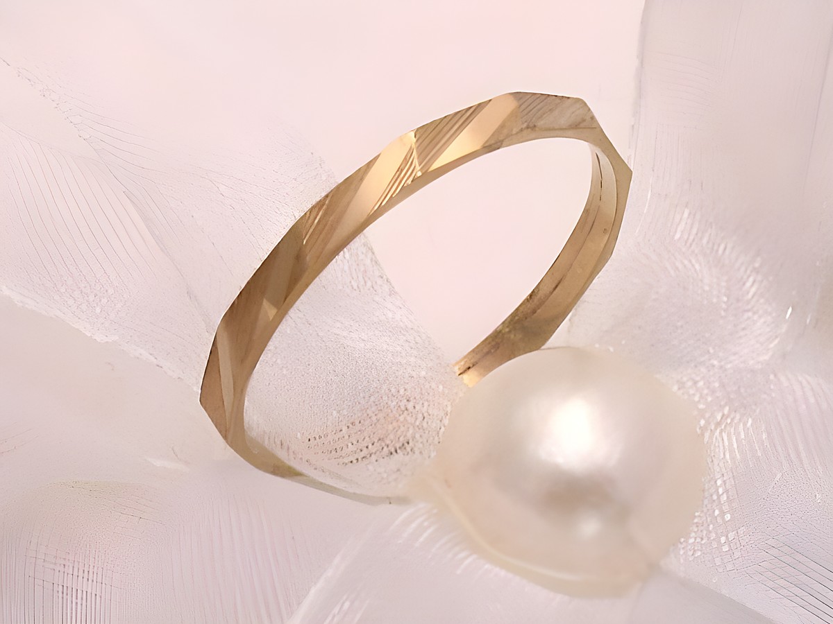 Trauring Ehering FINE aus Gold 333, Größe 70/22,3, mit einer besonderen Oberflächenstruktur, elegant drapiert auf einem weißen Organza-Stoff und einer Perlendekoration. Hersteller Juwelier Harnisch.