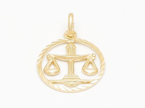 Ein 17 mm großer Anhänger in Form der Waage aus vergoldetem Material, mit diamantierter Oberfläche und einer klassischen Gestaltung, hergestellt von Juwelier Harnisch.