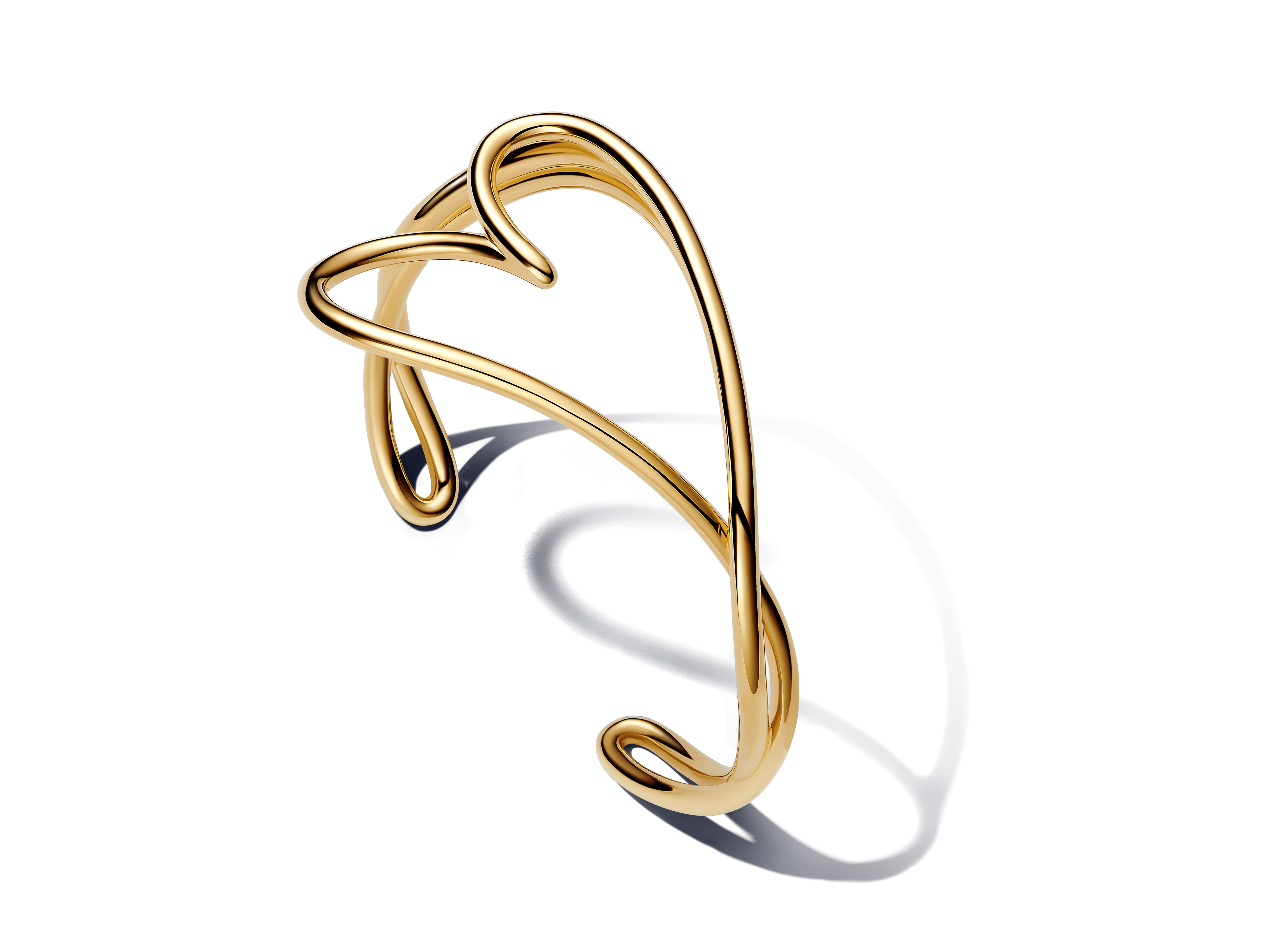 Organisch geformter Armreifen aus Gelbgold Vergoldung mit einem LOVE Herzmotiv, Hersteller Pandora, Größe 19 cm, perfekt als modisches Accessoire.