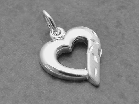 Silber Anhänger in Herzform mit modernem Design, teilmattiert, Hersteller Juwelier Harnisch, geeignet für Ketten oder Armbänder, perfektes Accessoire für jeden Anlass.