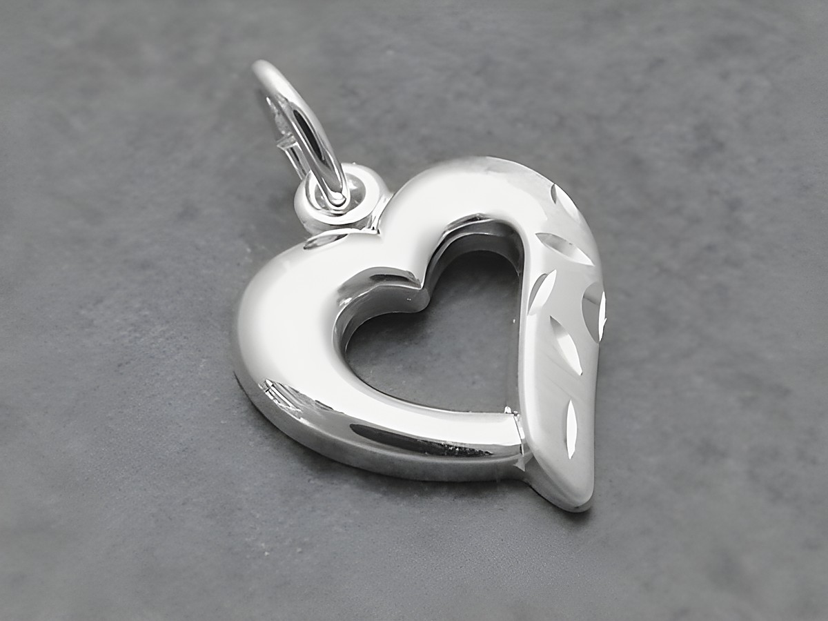Silber Anhänger in Herzform mit modernem Design, teilmattiert, Hersteller Juwelier Harnisch, geeignet für Ketten oder Armbänder, perfektes Accessoire für jeden Anlass.