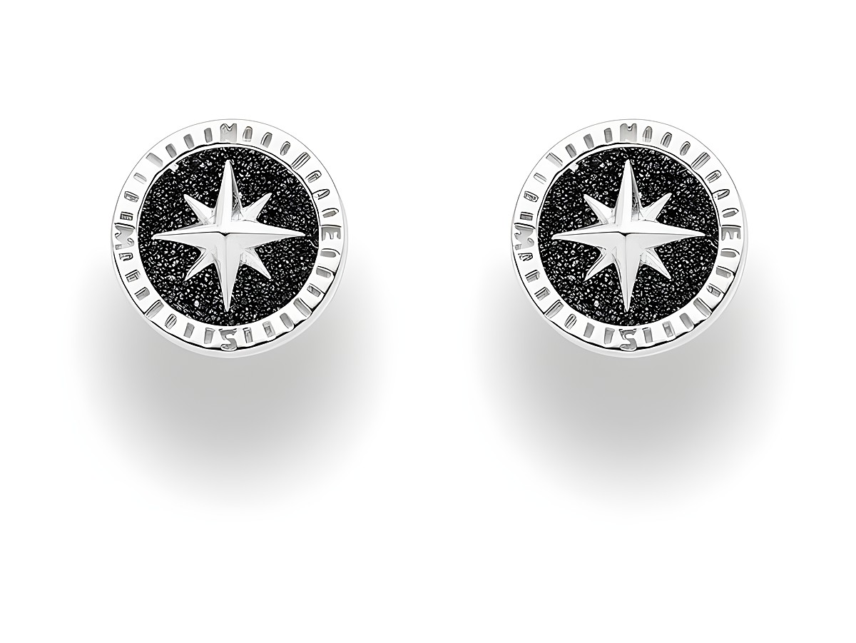 Zwei runde Silberohringe von DUR mit Kompassrose-Design, schwarzem Hintergrund und einem eleganten, funkelnden Stern in der Mitte, hergestellt aus hochwertigem Sterling Silber.