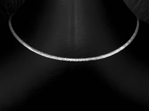 Silber Omega Reifen Tonda aus Sterling Silber, glitzernd, 45 cm lang, elegant und modern, perfekt als Collierkette, Hersteller Juwelier Harnisch.