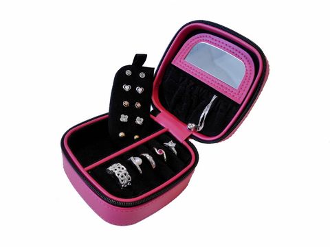 Schmuckkästchen in Pink enthält Fächer für Ohrringe und Ringe, geschlossen mit einem Reißverschluss, Hersteller Juwelier Harnisch, Größe 10 cm.