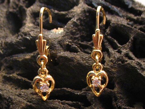 Verspielte Gold Ohrhänger mit Zirkonia, Hersteller Juwelier Harnisch. Mit einem eleganten Herzdesign und funkelndem Stein, ideal für besondere Anlässe.