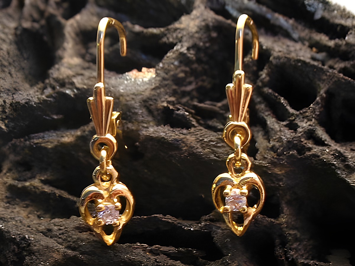 Verspielte Gold Ohrhänger mit Zirkonia, Hersteller Juwelier Harnisch. Mit einem eleganten Herzdesign und funkelndem Stein, ideal für besondere Anlässe.