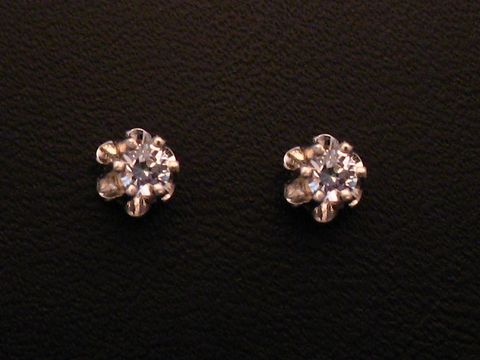 Ohrringe Blume aus Weißgold 333 mit Zirkonia, Hersteller Juwelier Harnisch, in feminine Blumendesign, funkelnde Steine, ideal für elegante Anlässe.