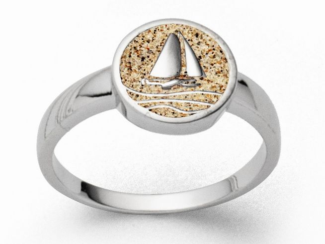 Der DUR Strandring Ahoi aus Sterling Silber zeigt ein maritimes Motiv mit einem Segelboot und Sand in kreisförmiger Ausgestaltung. Größe 56.