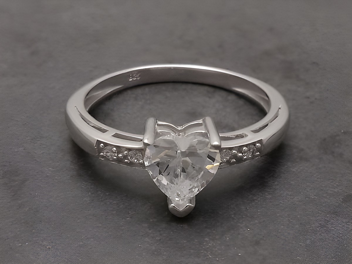 Romantischer Herz Ring aus rhodiniertem Sterling Silber mit Zirkonia, Größe 58, von Juwelier Harnisch, ideal für besondere Anlässe und als Geschenk für die Liebste.
