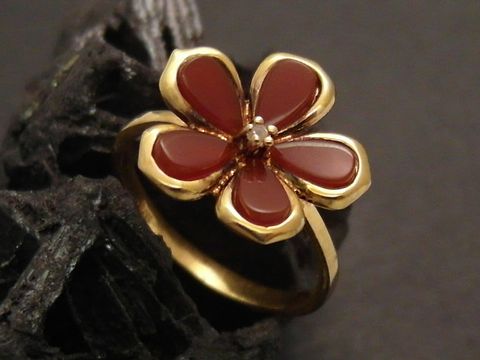 Goldring mit Blumenmotiv aus Gold 333, verziert mit fünf rotbraunen Blütenblättern und einem zentralen Diamanten. Größe 56, Hersteller: Juwelier Harnisch. Ideal bis Größe 56/18.