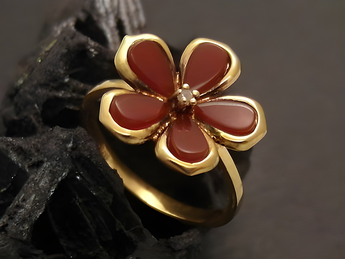Goldring mit Blumenmotiv aus Gold 333, verziert mit fünf rotbraunen Blütenblättern und einem zentralen Diamanten. Größe 56, Hersteller: Juwelier Harnisch. Ideal bis Größe 56/18.
