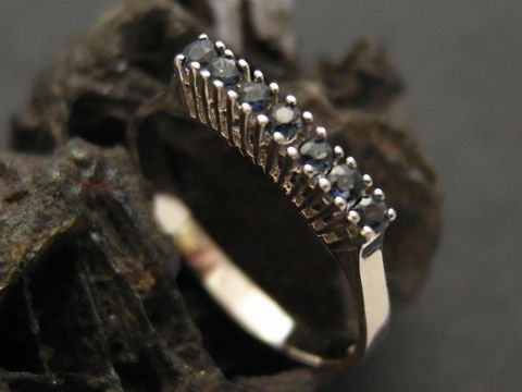 Weißgoldring reizend - Weißgold 585 - Saphir - Gr. 51,5, Hersteller: Juwelier Harnisch, bis Gr. 52/17, elegant gestaltet mit mehreren Saphiren in einer ansprechenden Anordnung.