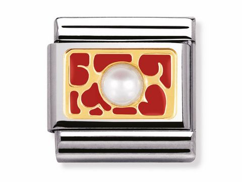 Charm aus der Elegance Collection von Nomination, mit rotem Emaille-Herzendesign und Perle in der Mitte, gerahmt von silbernen Elementen für einen eleganten Look.