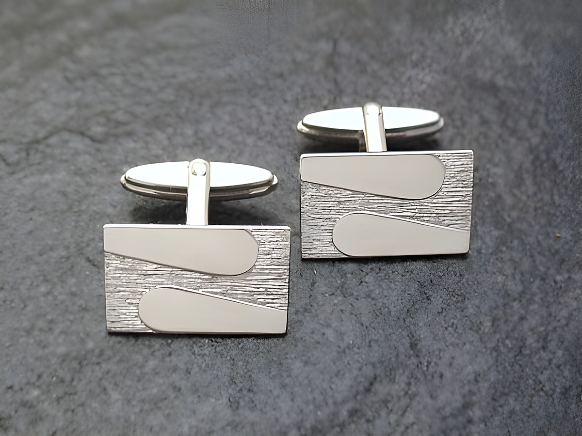 Manschettenknöpfe aus echt Silber rhodiniert im modernen Design, Hersteller Juwelier Harnisch, ideal für stilvolle Anlässe.