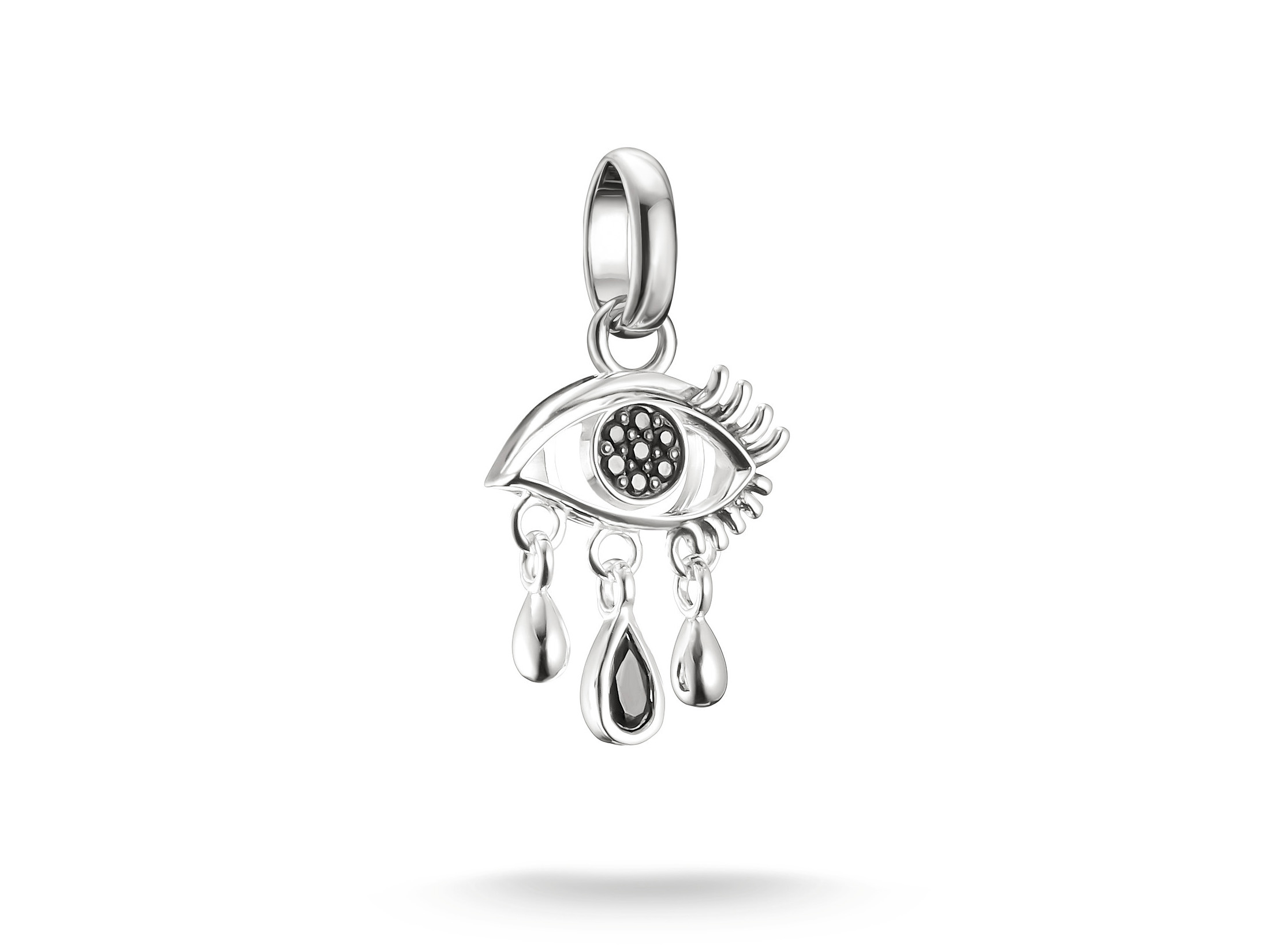 Ein silberner Charm in Form eines Auges mit drei hängenden Tropfen. Das Auge hat eine detaillierte Pupille und feine Wimpern. Ideal für Schmuckliebhaber und eine Ergänzung zu jeder Kollektion.