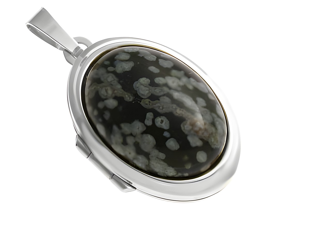 Schneeflocke Cabochon in ovaler Form, eingefasst in Weißgold 585 Medaillon, Hersteller Juwelier Harnisch, edles Schmuckstück mit einzigartigem Design und feiner Verarbeitung.