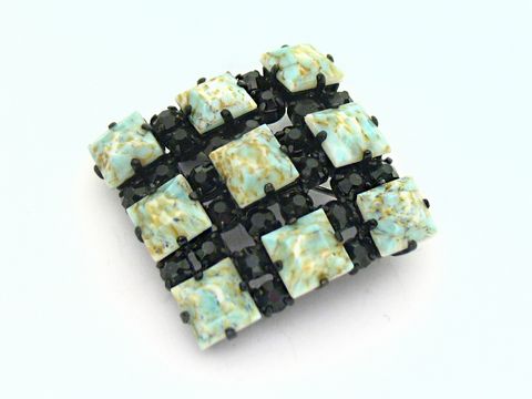 60349-0 Damen Brosche - Eckig - türkis & Gefasst - NEU - Hersteller: Juwelier Harnisch - Broschen - Türkis - Look - moderne Brosche mit türkisfarbenen Steinchen in quadratischem Design auf schwarzem Untergrund.