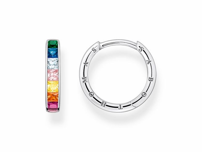 Creolen von Thomas Sabo aus Sterling Silber mit bunten Regenbogensteinen. Die elegante, runde Form und die farbenfrohe Gestaltung machen dieses Schmuckstück zu einem Blickfang.