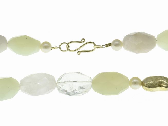 Mehrfarbige Steinkette aus Rosenquarz, Bergkristall, Chalcedon und Süßwasser-Zuchtperlen mit einer Länge von 54 cm, gefertigt vom Juwelier Harnisch. Elegant mit Silberverschluss.