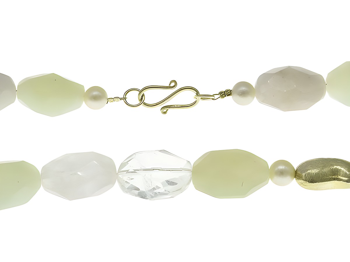 Mehrfarbige Steinkette aus Rosenquarz, Bergkristall, Chalcedon und Süßwasser-Zuchtperlen mit einer Länge von 54 cm, gefertigt vom Juwelier Harnisch. Elegant mit Silberverschluss.