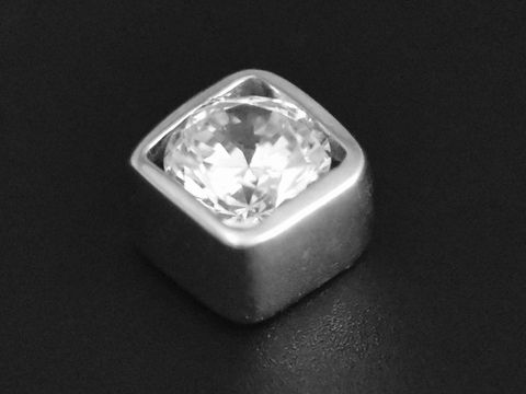 Silber Anhänger in besonderem Design mit funkelndem rhodiniertem Zirkonia. Hergestellt von Juwelier Harnisch, ideal für elegante Anlässe.