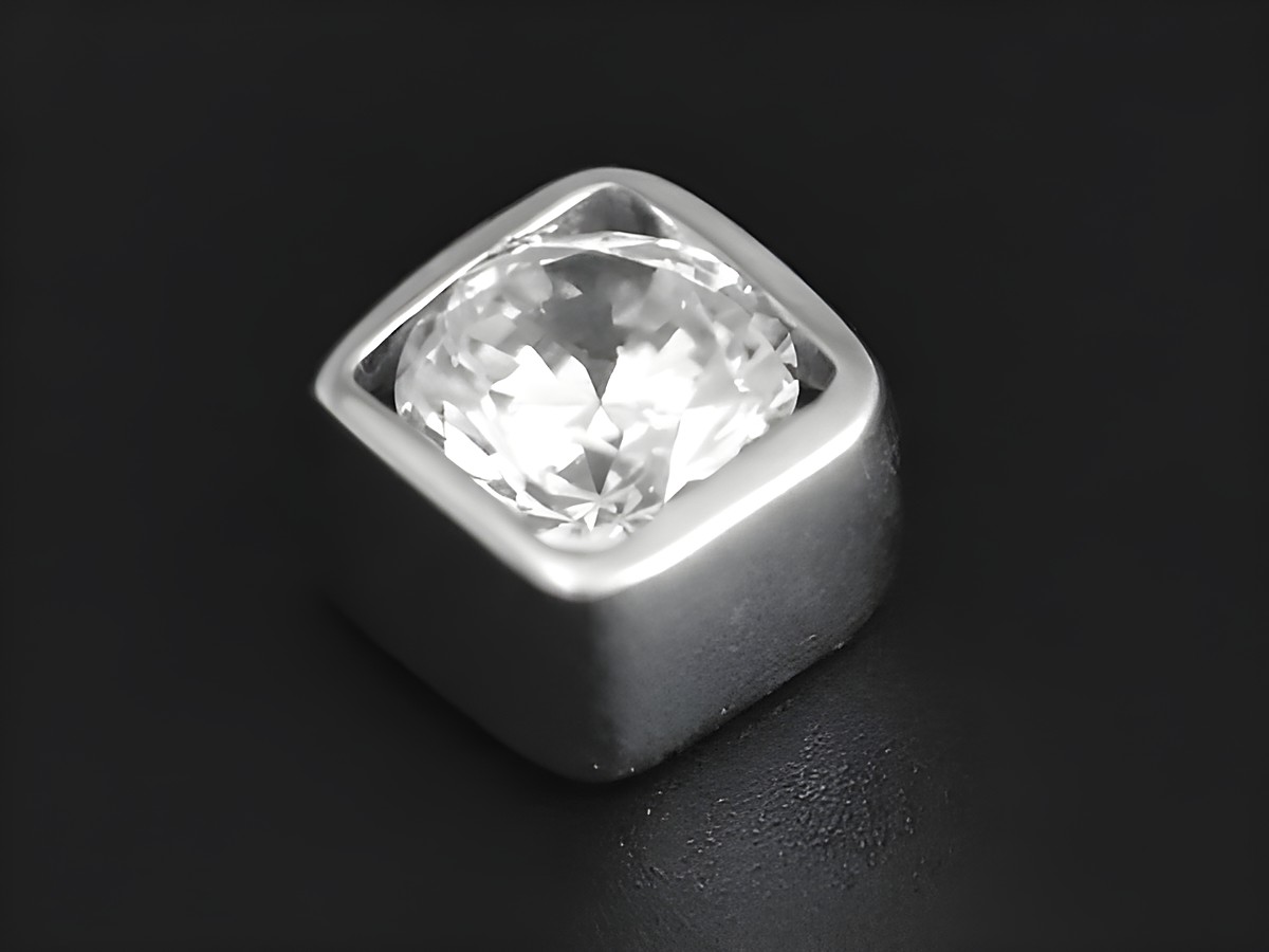 Silber Anhänger in besonderem Design mit funkelndem rhodiniertem Zirkonia. Hergestellt von Juwelier Harnisch, ideal für elegante Anlässe.